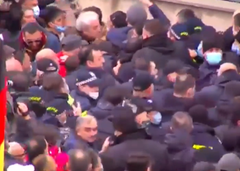 საქალაქო სასამართლოსთან, სადაც სააკაშვილის პროცესი იმართება, დაპირისპირებაა – კადრები ადგილიდან