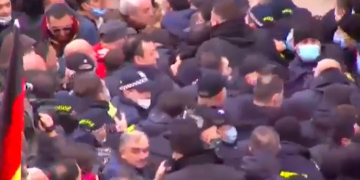 საქალაქო სასამართლოსთან, სადაც სააკაშვილის პროცესი იმართება, დაპირისპირებაა – კადრები ადგილიდან