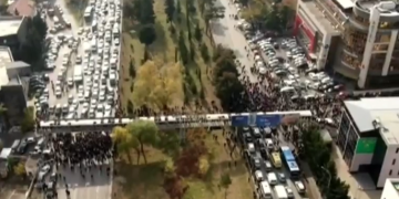 მიხეილ სააკაშვილის მხარდამჭერებმა საქალაქო სასამართლოსთან საავტომობილო გზა გადაკეტეს