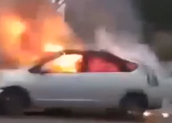 ბათუმში, მოძრავ ავტომობილს ცეცხლი გაუჩნდა (VIDEO)