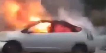 ბათუმში, მოძრავ ავტომობილს ცეცხლი გაუჩნდა (VIDEO)