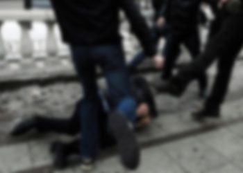 “ერთი-ერთზე მეჩხუბეთ, ბავშვი მყავს” – რუსეთში, თავს დაესხნენ მამაკაცს, რომელიც მცირეწლოვან შვილს ასეირნებდა