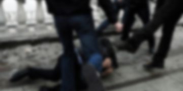 “ერთი-ერთზე მეჩხუბეთ, ბავშვი მყავს” – რუსეთში, თავს დაესხნენ მამაკაცს, რომელიც მცირეწლოვან შვილს ასეირნებდა