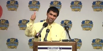 VIDEO: წინა დღეს შეყვარებულმა მიატოვა, მეორე დღეს კი ლატარიაში 30, 500 მილიონი დოლარი მოიგო