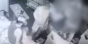 კლინიკაში პაციენტმა მორიგე ექთანი დანით დაჭრა – ვრცელდება მძიმე კადრები