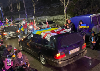 უკრაინაში დაღუპული ქართველი მეომრები სამშობლოში ჩამოასვენეს – თავისუფლებისთვის დაღუპულ გმირებს თბილისში პატივით დახვდნენ