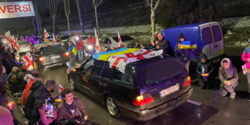 უკრაინაში დაღუპული ქართველი მეომრები სამშობლოში ჩამოასვენეს – თავისუფლებისთვის დაღუპულ გმირებს თბილისში პატივით დახვდნენ