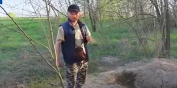 უკრაინაში, რუსებმა კაცი დახვრიტეს და დამარხეს, თუმცა მან სამარიდან ამოსვლა შეძლო და ახლა ინტერვიუს ჟურნალისტებს აძლევს – დაუჯერებელი ისტორია